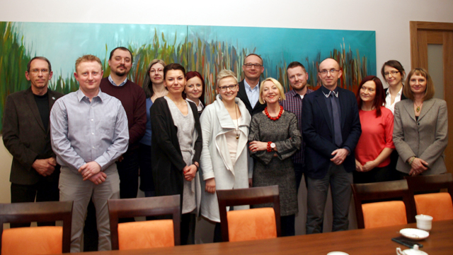 Uczestnicy spotkania od lewej: Dušan Bogdanov,Daniel Roj, Tomasz Sowiński, Agnieszka Bobrowska, Anna Szewczyk, Aleksandra Piasecka,Aleksandra Dudek,Krzysztof Zyga,Stanisława Sokołowska,Grzegorz Stolarczyk,Bartosz Chorkowy,Grażyna Dudka,Aleksandra Stadnik-Walusz,Sabina Kauf Uczestnicy spotkania od lewej: Dušan Bogdanov,Daniel Roj, Tomasz Sowiński, Agnieszka Bobrowska, Anna Szewczyk, Aleksandra Piasecka,Aleksandra Dudek,Krzysztof Zyga,Stanisława Sokołowska,Grzegorz Stolarczyk,Bartosz Chorkowy,Grażyna Dudka,Aleksandra Stadnik-Walusz,Sabina Kauf
