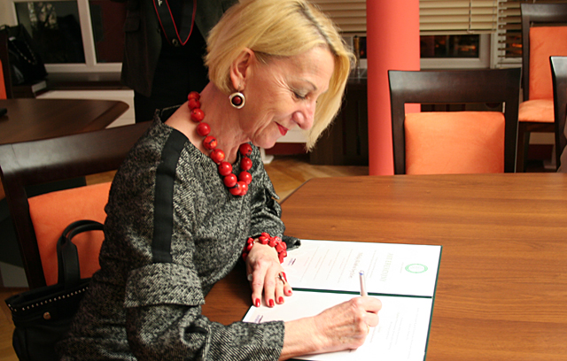 Dziekan Wydziału Ekonomicznego prof. dr hab. Stanisława Sokołowska podpisuje Akt powołania Klubu Absolwenta Wydziału Ekonomicznego Uniwersytet Boleslaw Dziekan Wydziału Ekonomicznego prof. dr hab. Stanisława Sokołowska podpisuje Akt powołania Klubu Absolwenta Wydziału Ekonomicznego Uniwersytet Boleslaw